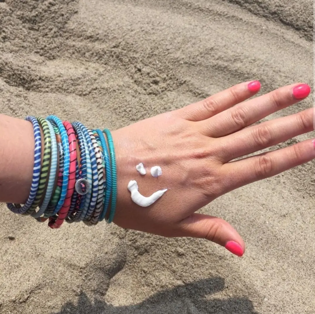 Bracelets en plastique recyclé de Mopti portés au poignet