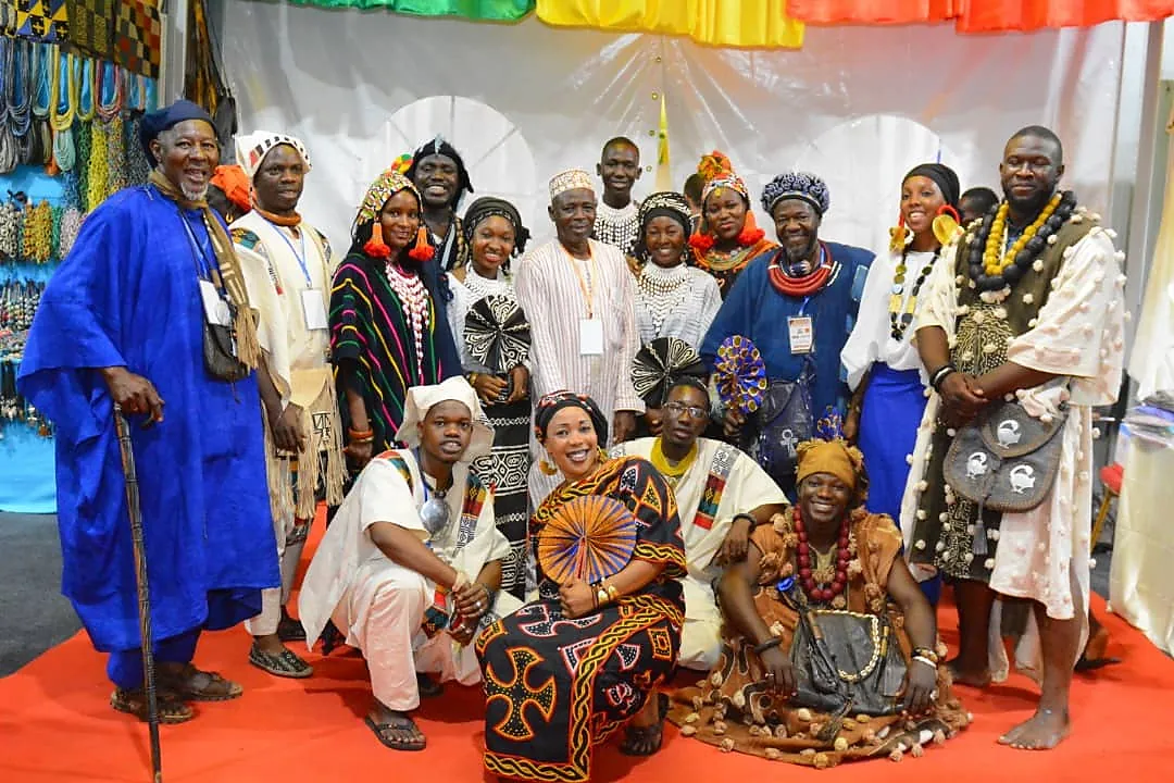 Artisans réunis sur un salon africain